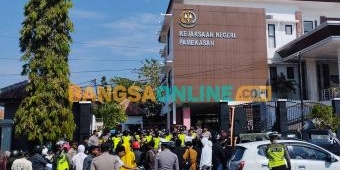 Diduga Tidak Profesional, Kantor Kejari Pamekasan Didemo LSM