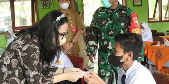 Pemkab Kediri Serahkan Bantuan Sosial Pendidikan GNOTA di SMP Negeri 1 Banyakan