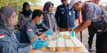 Beri Rasa Aman Pemudik, Puluhan Sopir Angkutan Lebaran di Tuban Jalani Tes Urine