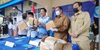 BNNK Gresik Gagalkan Pengiriman 3 Kg Ganja di Desa Petiyen Tunggal