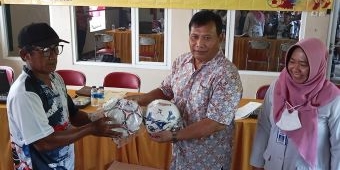 Dispora Jatim Salurkan Bantuan Peralatan dan Sarana Olahraga Sepak Bola kepada 24 SSB di Jember