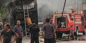 Diduga Korsleting Bagian Mesin, Bus Kirana di Pamekasan Ludes Terbakar