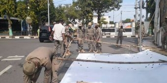 Ganggu Pemandangan Kota, Satpol PP Tuban Tertibkan Puluhan Baliho Tak Berizin