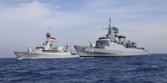 KRI Usman Harun-359 Laksanakan Latihan Mail Bag Transfer dengan BRS Independencia