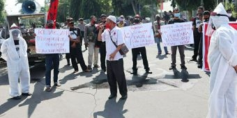 ​Dianggap Tumpul Tangani Kasus Korupsi, Kejari Jombang Didemo Projo Ber-APD Lengkap