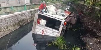 Truk J&T Masuk Sungai di Jalan Raya Trosobo, Bagaimana Nasib Paket para Pelanggan?