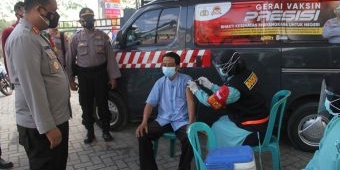 Keliling Desa dengan Mobil Astuti, Polres Bojonegoro Beri Vaksin Gratis