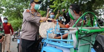 Sepi Penumpang, Puluhan Tukang Becak di Jombang Dapat Sembako dari Polisi