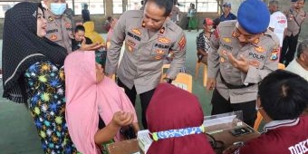 Sambut HUT Ke-77 Bhayangkara, Polres Gresik Gelar Baksos di Kelurahan Lumpur