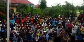 ‎Dilarang Beroperasi, Ratusan Penarik Bentor di Tuban Geruduk Mapolsek