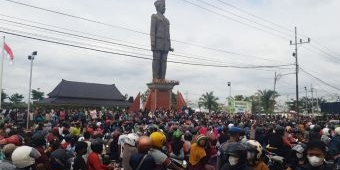 Sebabkan Kerumunan, Aksi Peternak Bagi-Bagi Telur dan Ayam di Depan Kantor Pemkab Blitar Dibubarkan