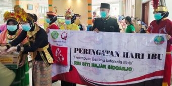 Peringati Hari Ibu, Nakes RSI Siti Hajar Sidoarjo Bagikan Masker ke Pengunjung Wanita