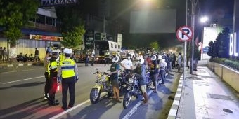 Gelar Balap Liar di Jalan Protokol Kota Blitar, Puluhan Pemuda Digiring ke Kantor Polisi