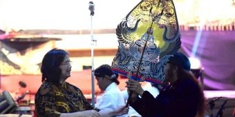 Pj Wali Kota Kediri Saksikan Gelaran Wayang Kulit Gempur Rokok Ilegal