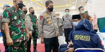 Tinjau Vaksinasi Serentak di Probolinggo, Wakapolda Jatim Kunjungi Ponpes Nurul Jadid