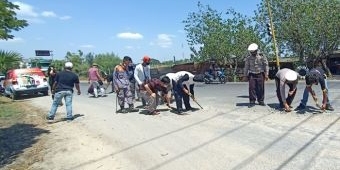 Cegah Laka Lantas, Biker Tuban Bersama Satlantas Bersihkan Tumpahan Cor dan Beri Tanda Jalan Rusak