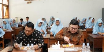 Dipimpin Doa Siswa, Bupati Kediri Ikut Cicipi Hidangan Uji Coba Makan Siang Gratis