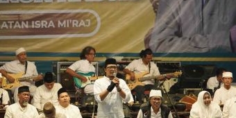 Di Mojokerto, Cak Nun Ceramah Pentingnya Sholawat