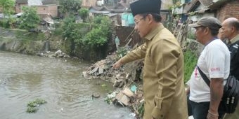 Sutiaji Tinjau Rumah Longsor di Muharto, Minta Warga Tak Buang Sampah Sembarangan