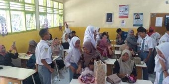 Pembagian Rapor SMAN 2 Batu Tepat pada Hari Ibu, Siswa dan Orang Tua pun Dibikin Haru