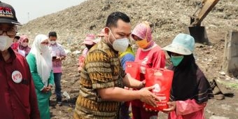 Datangi TPA Ngipik, Bupati Gresik Bagikan Paket Sembako kepada Ratusan Pemulung