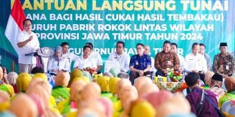 Pj Gubernur Jatim Salurkan BLT DBHCHT 2024 ke 393 Buruh Pabrik Rokok di Bojonegoro