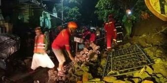 Hujan Deras Guyur Kota Malang, Tembok 2,5 Meter Timpa Emak-Emak Beserta 2 Anaknya