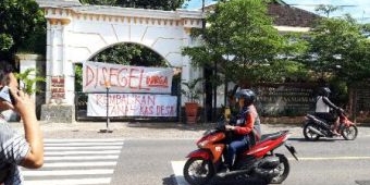 Tuntut Kembalikan Tanah Kas Desa, Berakhir Penyegelan Pintu Gerbang Kantor Desa Ngebrak