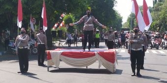 Peringati HUT RI ke-76, Polisi Jombang Gelar Upacara Bendera di Traffic Light