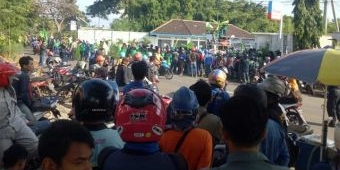 Solidaritas Teman Dipecat Sepihak, Ratusan Buruh Demo PT. LMI Paciran