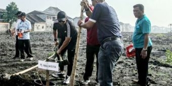 Peringati Hari Sejuta Pohon, Pj. Wali Kota Mojokerto Hijaukan Area Kolam Retensi