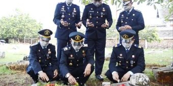 Peringati Hari Bhakti Pemasyarakatan, Petugas Lapas Tuban Ziarah ke Makam Pahlawan