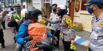 Satlantas Polres Batu Beri Hadiah untuk Pemudik yang Tertib