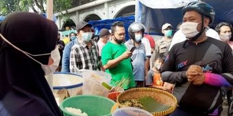 Usai Gowes, Bupati Gresik Gus Yani Mendadak Sambangi PKL Alun-alun