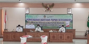 Bupati dan Wabup Madiun Serahkan 346 Ton Pupuk Bersubsidi ke Petani