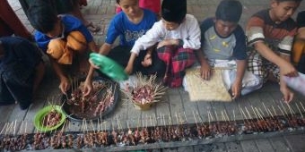 Serunya Tradisi Bakar Sate Berjamaah Santri Tebuireng