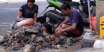 Perumda Air Minum Lamongan Gerak Cepat Tangani Pipa Bocor di Depan Rumdin Sekda