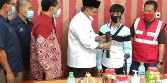 Alfamart Care Bantu 30 Tongkat untuk Tunanetra di Nganjuk