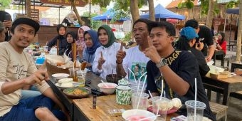 Mimik Idayana dan Sodik Monata Kulineran di Sentra UMKM Alas Kuto Sidoarjo