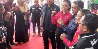 Diusung 11 Partai Politik, Krisdayanti dan Dewa Mendaftar ke KPU Kota Batu