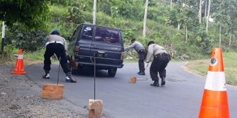 Rawan Laka, Kapolsek Senori Pimpin Anggota Bantu Warga Naik di Tanjakan