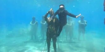 ​Launching Majapahit's Warrior Underwater, Pj Gubernur Jatim Sampai Ikut Nyelam Letakkan Patung