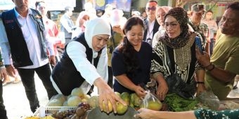 Pantau Bapok di Pasar Krian, Khofifah: Stok Aman, Harga Stabil, Bahkan Cenderung Turun