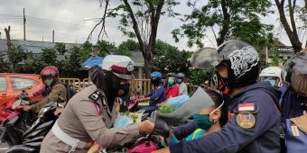 Hari Kasih Sayang, Polwan Satlantas Polresta Sidoarjo Bagikan Buket Masker ke Pengendara