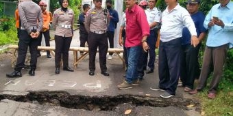 Ketua DPRD Nganjuk Tinjau Jembatan yang Ambles di Desa Mungkung