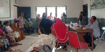 Protes Lapak di Area Luar Pasar, Pedagang Ayam Potong Datangi Kantor Kepala Pasar Ki Lemah Dhuwur