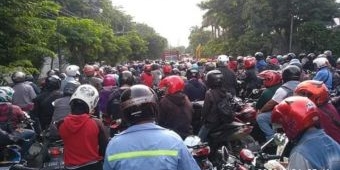 Proyek Pipa PDAM Bikin Kerusakan Jalan Mayjen Sungkono hingga Macet Total