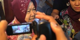 Datangi Kejati Jatim, Risma Serahkan Dokumen Pengembalian Aset YKP