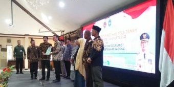 Hadi Tjahjanto Bagikan Sertifikat Tanah di Lamongan