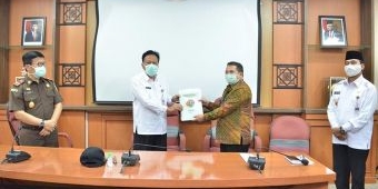 Bupati Gresik Terima 21 Sertifikat Aset Tanah Pemkab dari BPN